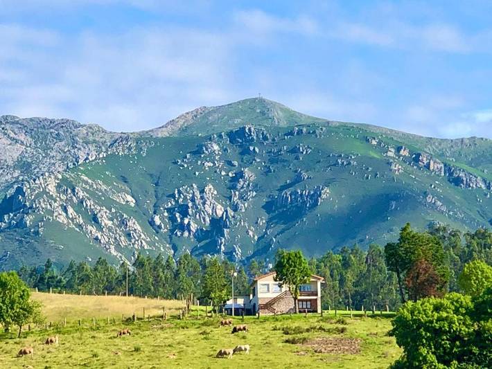 Casa rural para 6 personas, con vistas y jardín en Parres