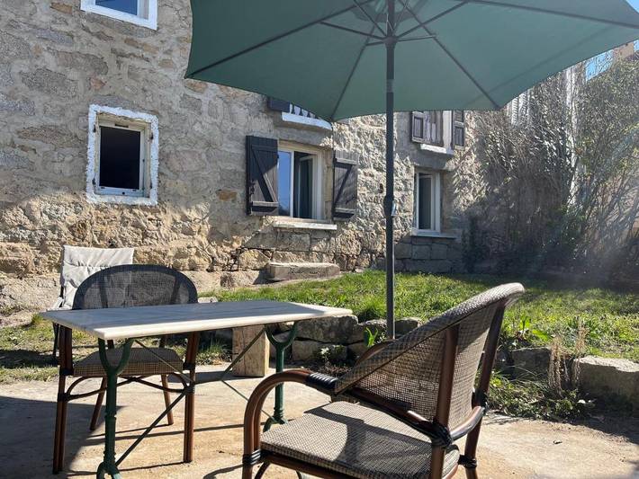 Gîte pour 2 personnes, avec terrasse et jardin, animaux acceptés à Olivese