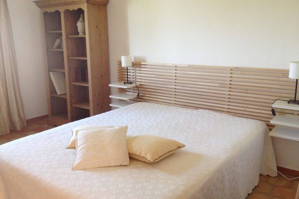 Charming house in Provence, peaceful setting amidst vineyards, swimming pool and tennis court in Bellegarde, Nimes region