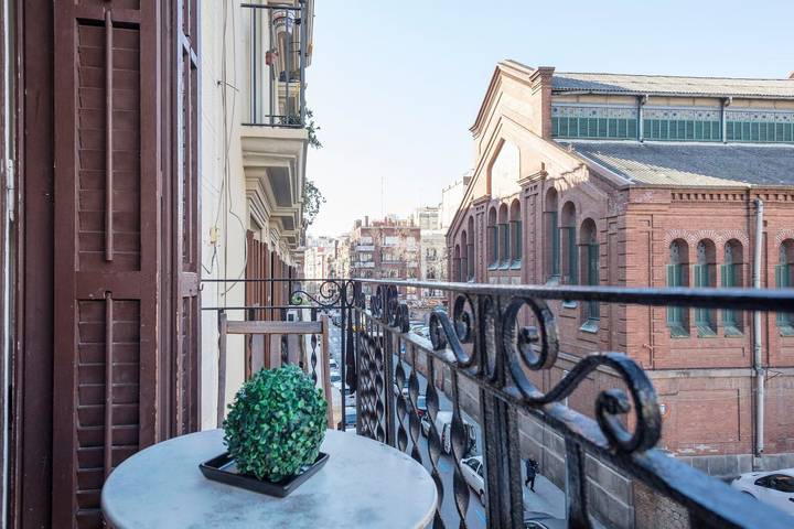 Ganze Wohnung, Ferienwohnung für 8 Personen mit Balkon in Barcelona Zentrum, Barcelona
