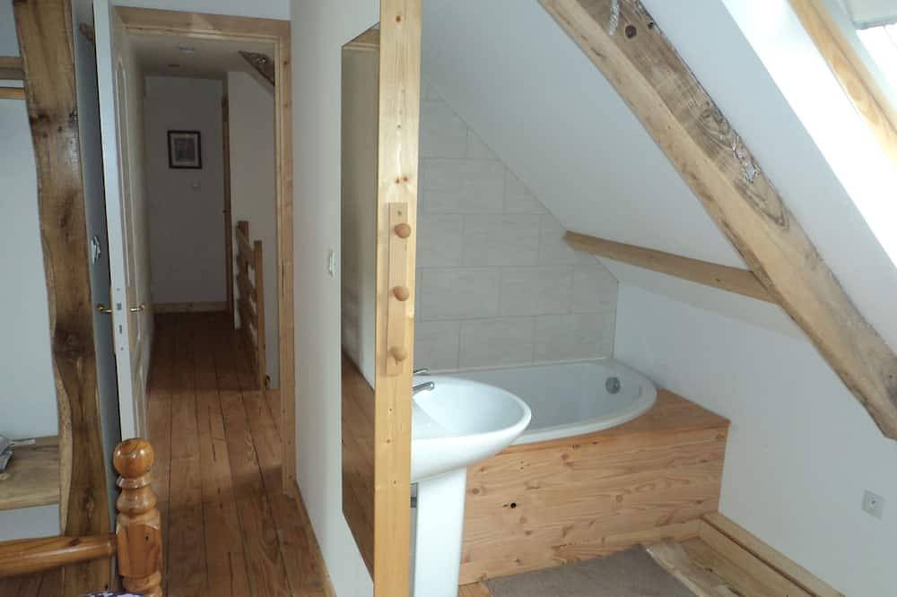Casa de campo individual hogareño situado en 2 acres de jardines privados con piscina. in Camors, Region de Lorient