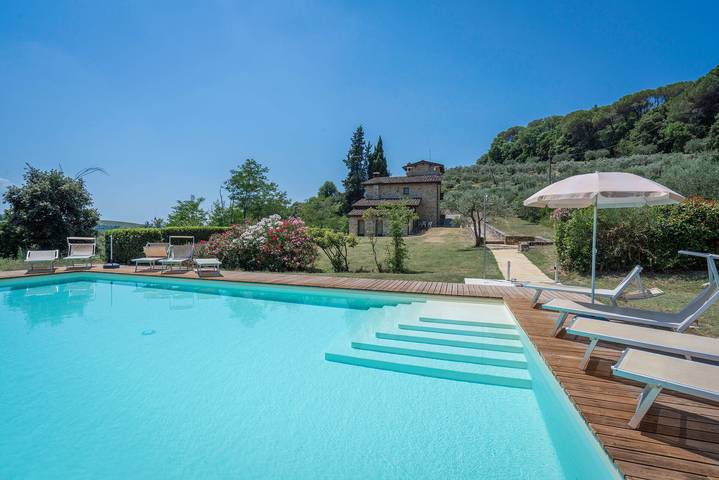 Casa vacanza per 15 persone, con giardino e balcone a Poggibonsi
