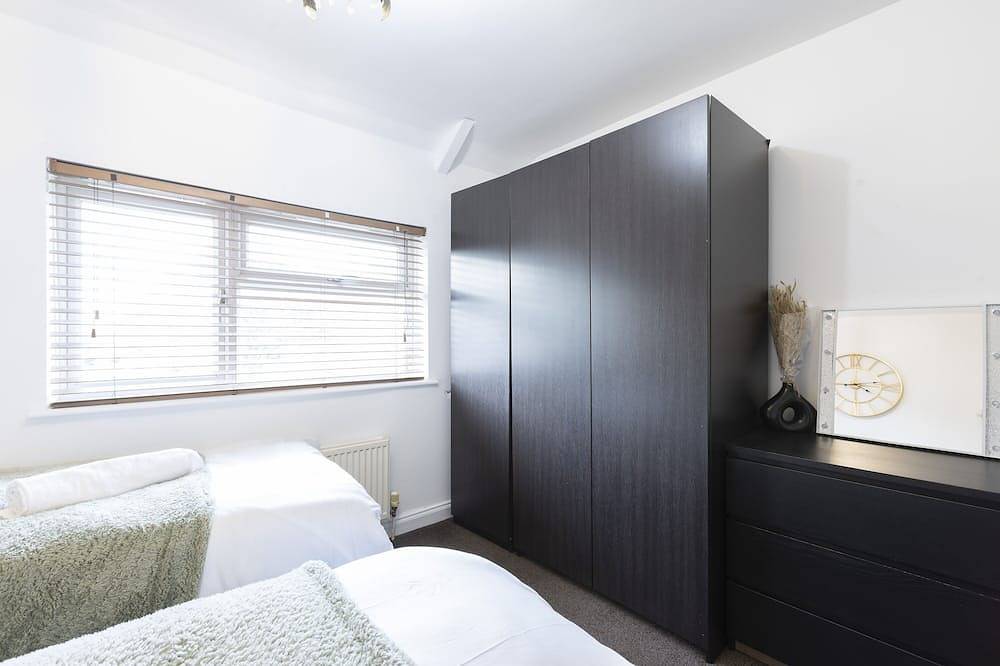 Cosy Large House, Free Parking, Wifi, Near City Centre in Leeds, West Yorkshire
