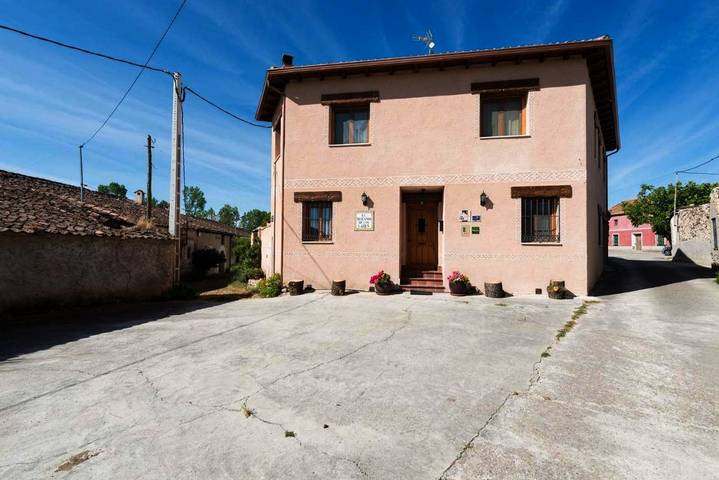 Casa rural con piscina para 13 personas, con jardín además de piscina y vistas en Santa María la Real de Nieva