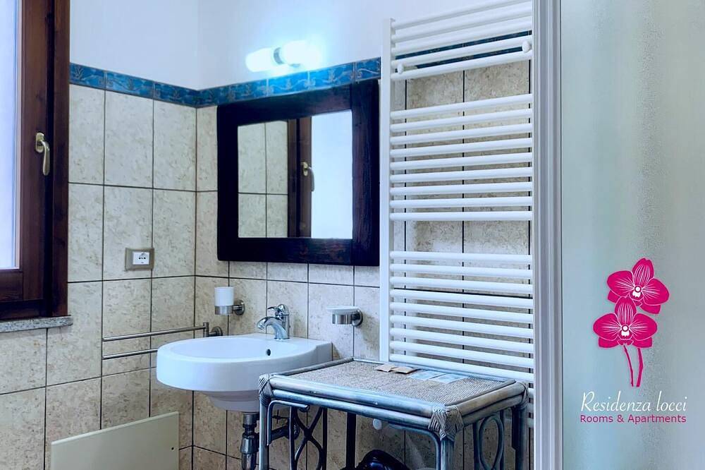 Appartamento intero, Elegante Appartamento Monolocale immerso nel verde a due passi dal centro. in Teulada, Cagliari e Dintorni