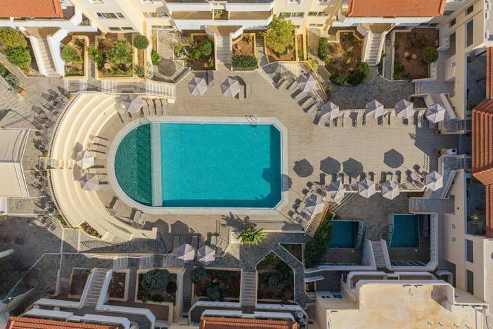 Hôtel pour 3 personnes, avec piscine ainsi que bassin pour enfant et jardin