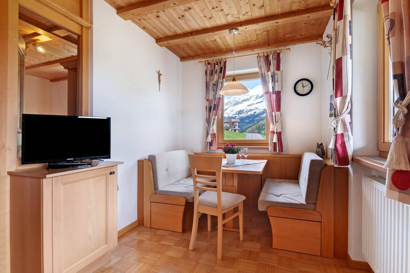 Entire apartment, Apartment 'Arnika' with Mountain View, Private Terrace and Wi-Fi in Melag, Graun