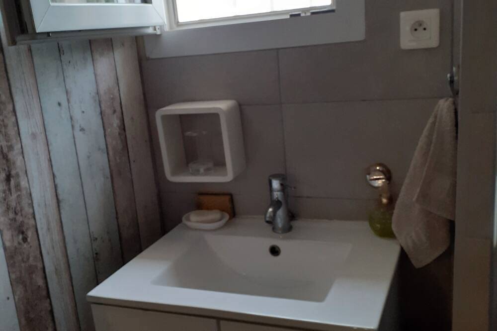 Maison de Ville Avec Cuisine D'été Appareil Cuisson Ustensil et Vaisselle in Bastia, Cap Corse