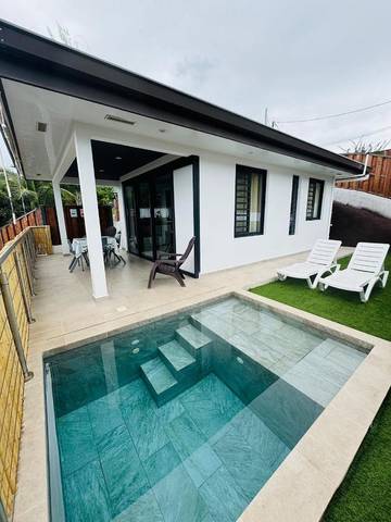 Gîte pour 2 personnes, avec piscine ainsi que vue et jardin dans Faa'a