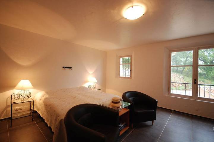 Location de vacances pour 8 personnes, avec terrasse et jardin à Châteauneuf-Grasse - 4