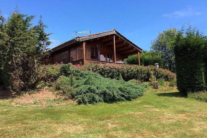 Vacation rentals in Périgord, Quiet air-conditioned chalet, heated swimming pool in Terrasson-Lavilledieu, Périgord Noir