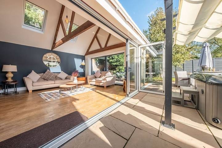 Cottage for 8 people, with terrace and garden as well as hot tub, with pets in Norfolk