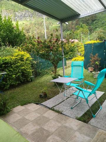 Gîte pour 2 personnes, avec terrasse ainsi que vue et jardin à Hell-Bourg