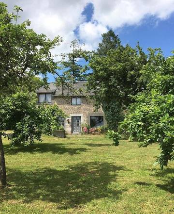 Gîte pour 4 personnes, avec terrasse ainsi que vue et jardin à Montbray