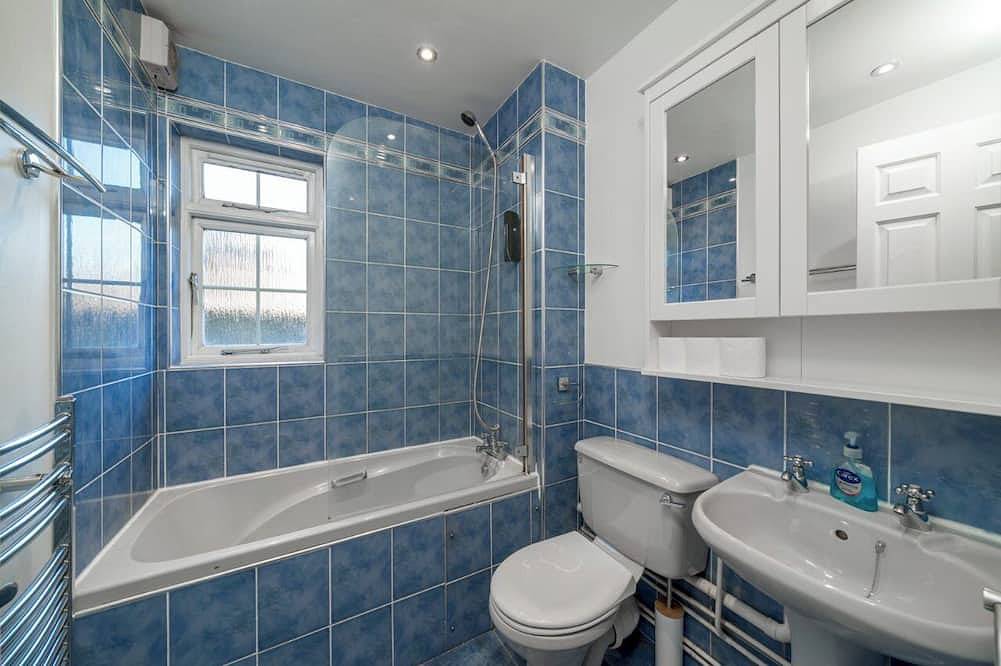 Entire apartment, 1 Bedroom Apartment with Garden in Charming Crawley and Free Parking in Crawley, West Sussex