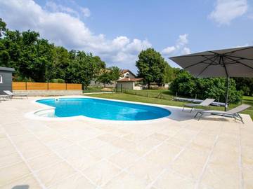 Gîte pour 9 personnes, avec piscine et jardin à Agonac