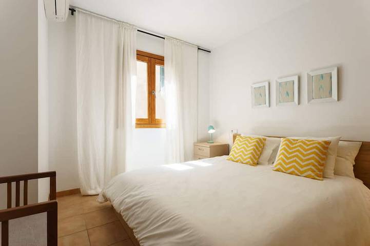 Komfortables Dorfhaus komplett mit Innenhof renoviert, 4 Personen. in Pollença Stadt, Pollença
