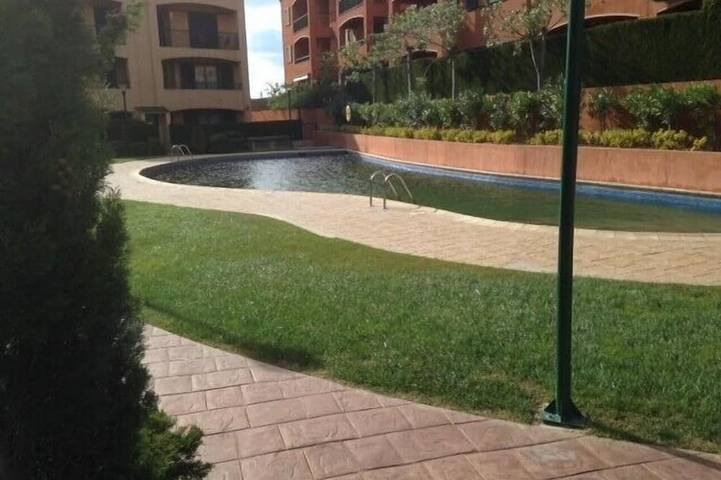 Location de vacances pour 8 personnes, avec jardin ainsi que balcon et piscine à L'Ametlla de Mar