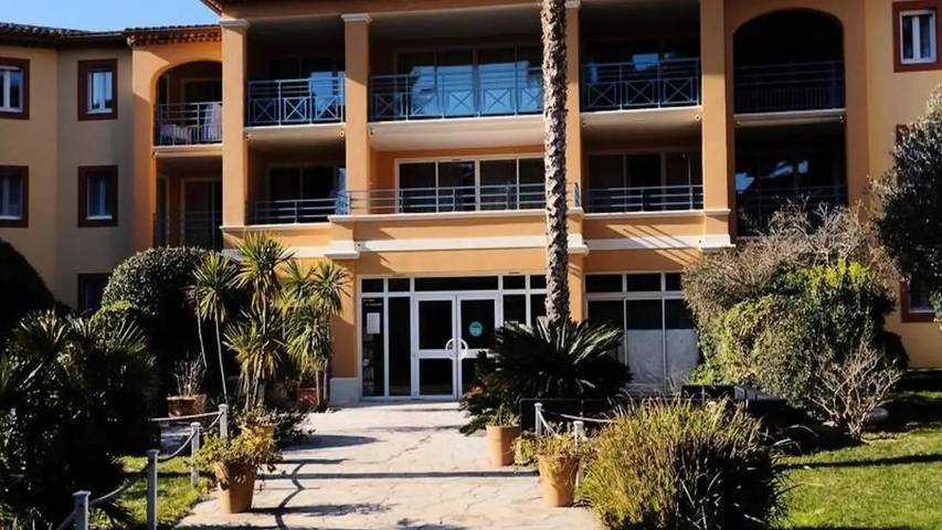 Gîte pour 6 personnes, avec Terrasse ainsi que Jardin et Piscine dans Plage La Badine - 3