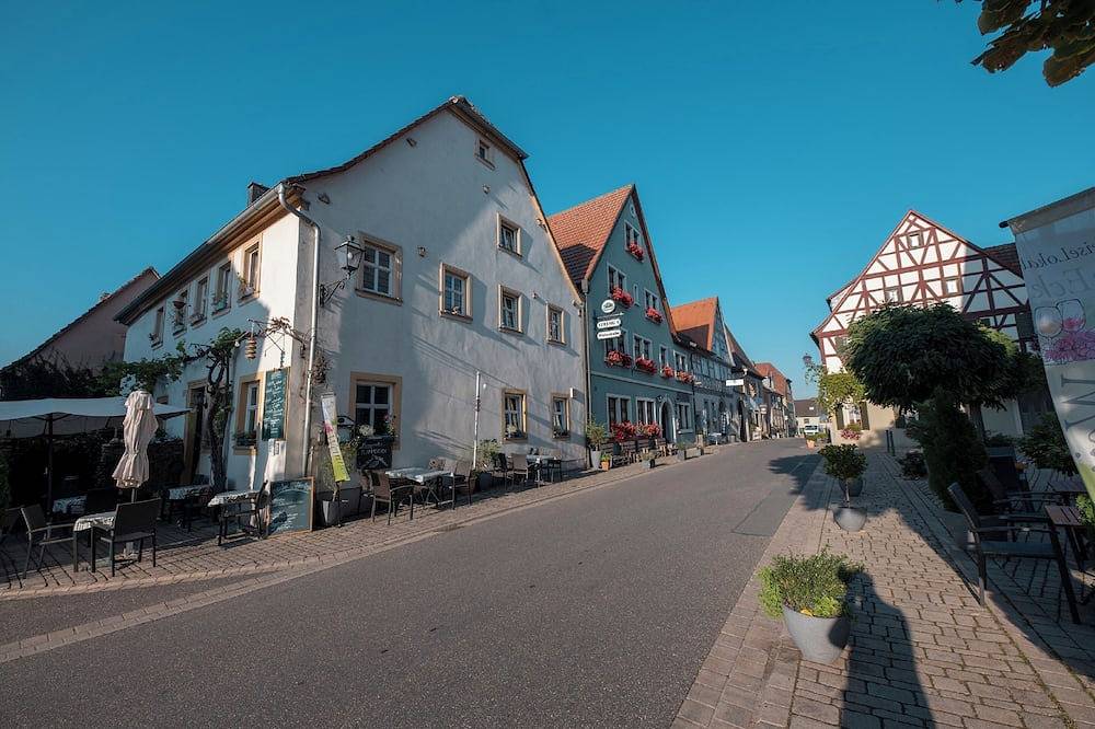 Ferienhaus Maison Eveline 104qm mit Sauna und Jacuzzi in Sommerach, Fränkisches Weinland