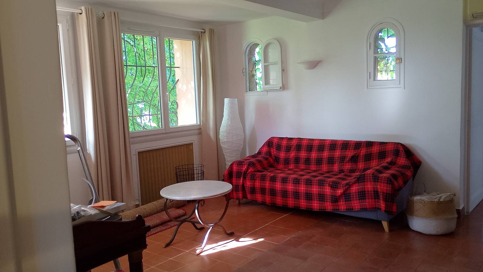 Eine Auszeit in einem Olivenhain in Spéracèdes, Mittelmeerküste (Frankreich)
