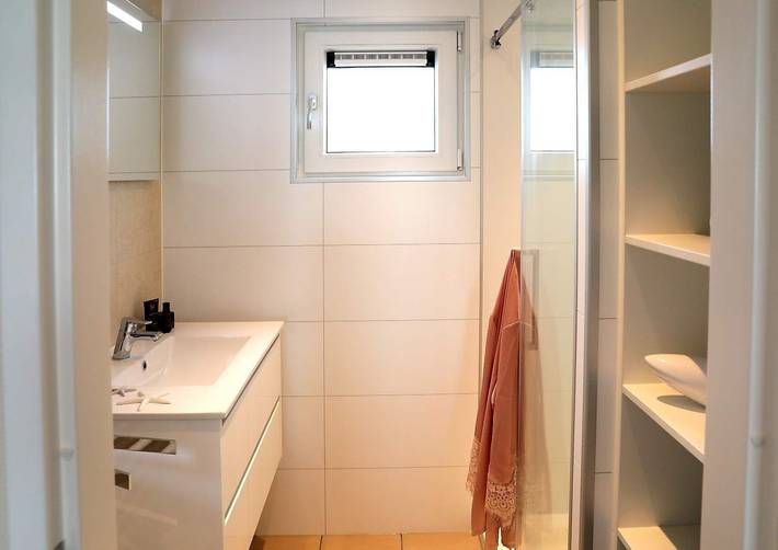 Hausboot für 6 Personen, mit Seeblick und Terrasse in Ribnitz-Damgarten - 4