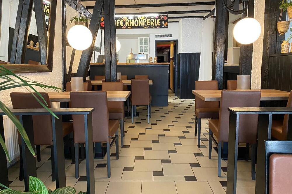 Ganze Wohnung, Einzelzimmer mit Boxspringbett in Bad Neustadt an der Saale, Rhön-Bayern