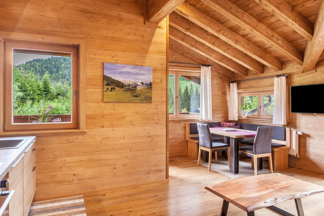 Ganze Wohnung, Ferienwohnung 'Blockhaus Sonnenspitz' mit Bergblick, Gemeinschaftsgarten und Wlan in Weidach, Leutasch