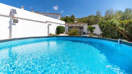 Casa rural para 6 personas, con balcón/terraza además de jacuzzi y piscina en Periana