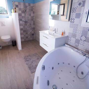 Chambre d’hôte pour 2 personnes, avec piscine ainsi que jardin et jacuzzi à Joyeuse