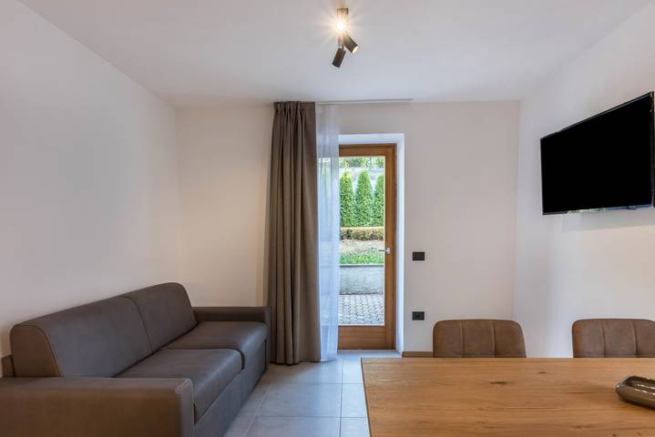 Entire apartment, Apartment 'Campanile Basso' with Mountain View, Balcony & Wi-Fi in San Lorenzo in Banale, Dorsino