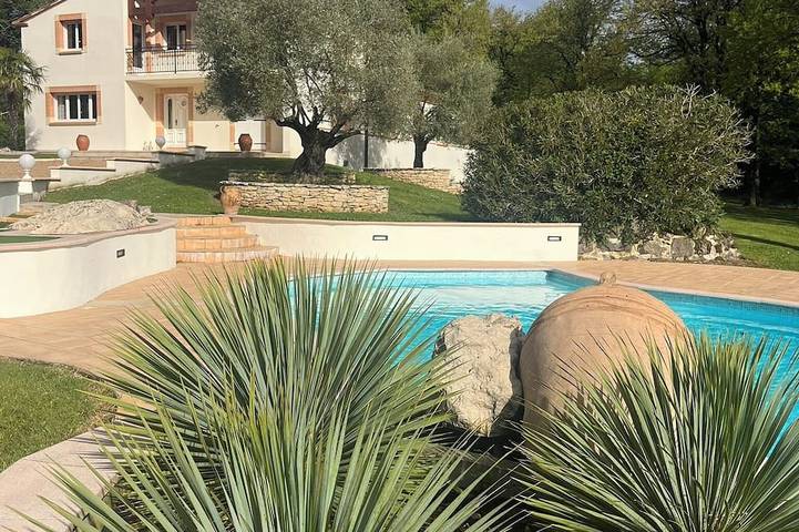 Location de vacances pour 10 personnes, avec Balcon et Jacuzzi ainsi que Jardin et Piscine à Labécède-Lauragais