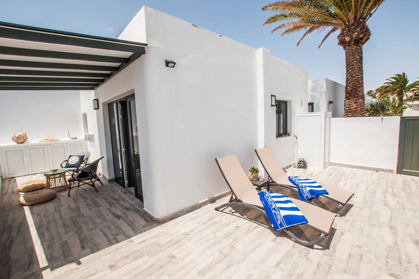 Entire apartment, Estrella De Mar 1 - shared swimming pool, free wifi in Playa Bastián, Teguise