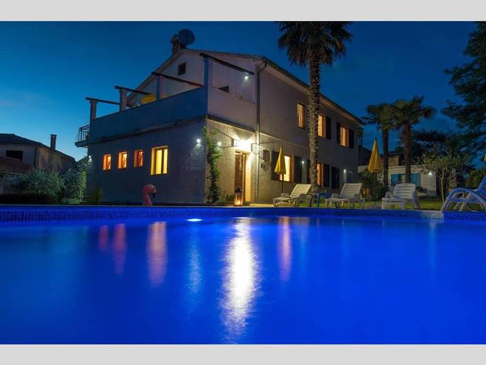 Ferienhaus für 12 Personen, mit Balkon und Terrasse sowie Garten und Pool