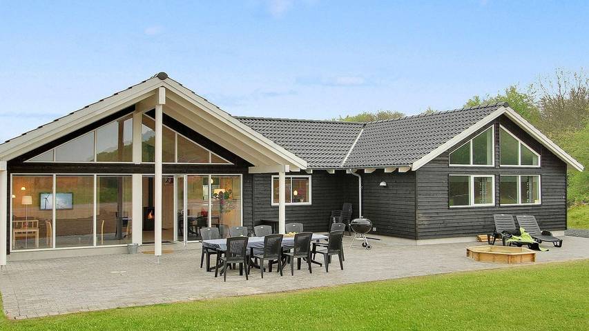 Ferienhaus für 18 Personen, mit Whirlpool und Pool sowie Sauna und Terrasse in Dänemark an der Ostsee