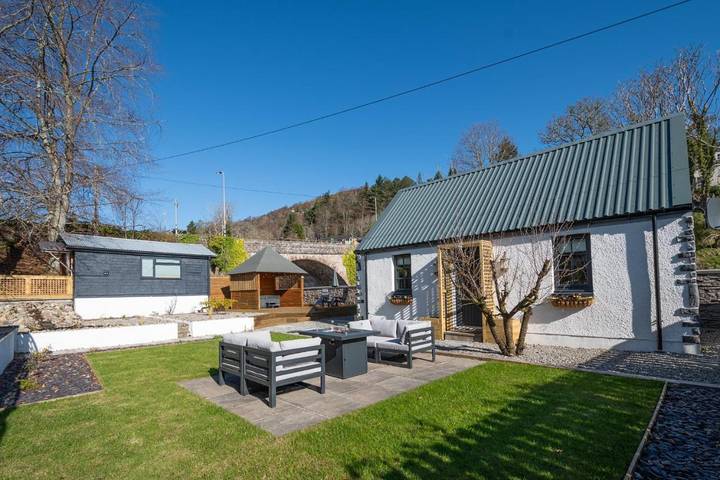 Holiday rental for 2 people, with hot tub and garden, with pets in Drumnadrochit