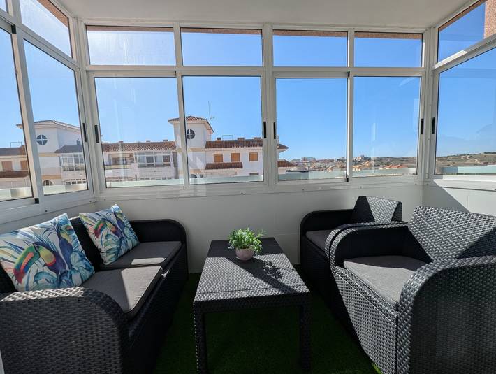Appartement entier, Appartement moderne à 450 m de la plage avec piscine partagée, Wi-Fi et climatisation in Torrevieja, Costa Blanca