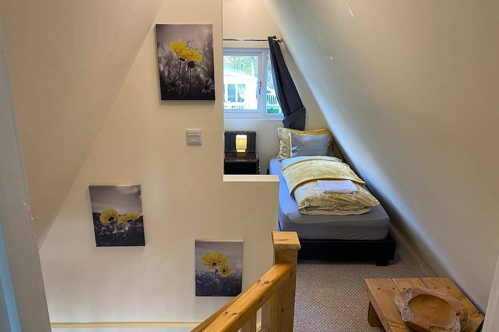 Widgeon is prime location on duck lake, bbq & Large Hot Tub with private fishing @tattershall lakes in Tattershall, Lincolnshire