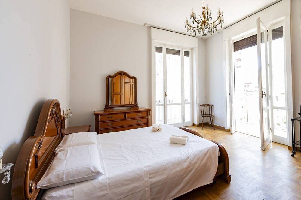 Ganze Wohnung, Large apartment of 130sqm located on the third floor of a building with elevator (4 steps to access), ideal for 4 people.The accommodation is located in a strategic area, served by all services: bars, restaurants, supermarkets and pharmacy. Just 10 min w in Pescara, Adriaküste Abruzzen