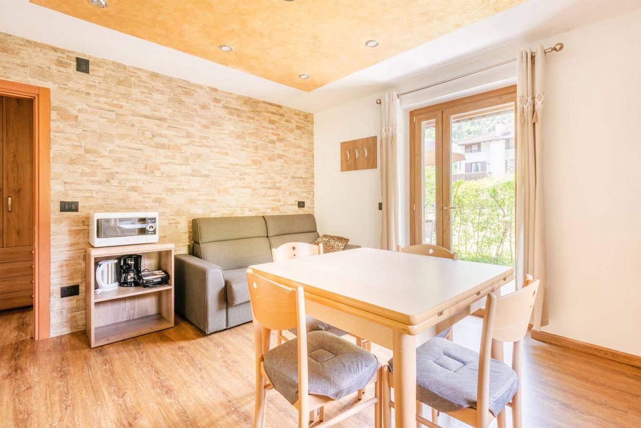 Ganze Wohnung, Casa Lucia Design mit privat Terrasse nur 100 vom Strand in Pieve di Ledro, Ledro