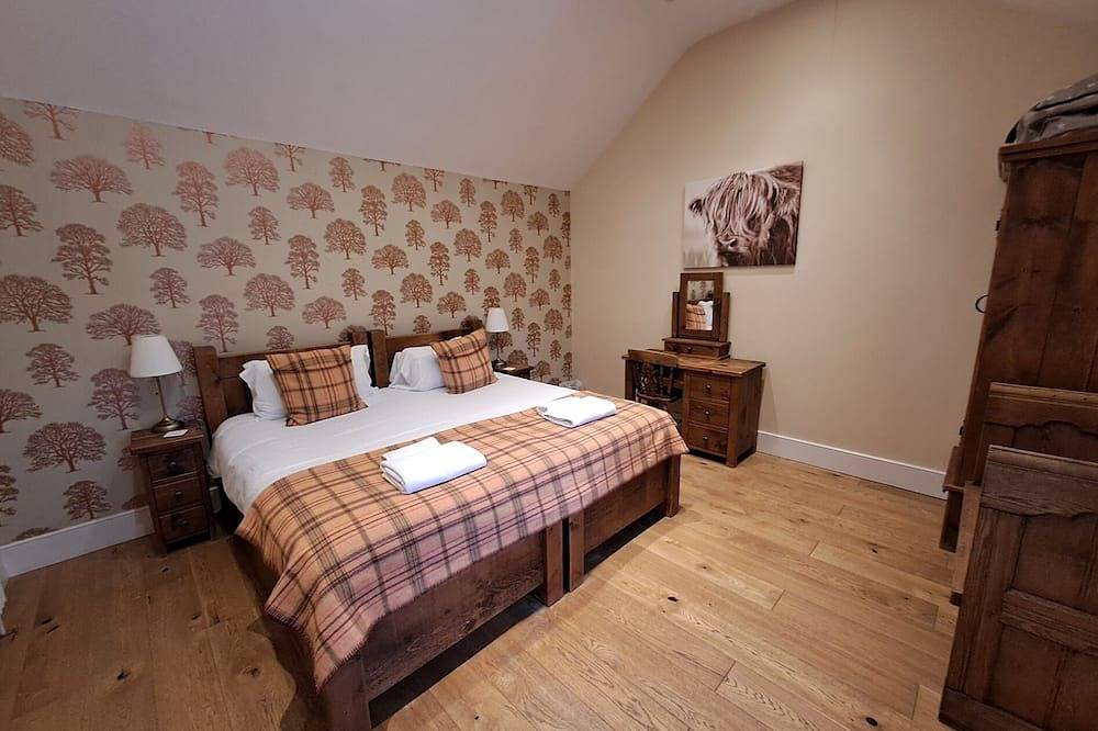 Luxury cottage with garden in Peak District near Chatsworth House, dog friendly in Baslow and Bubnell, Derbyshire