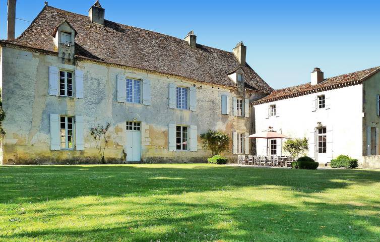Location de vacances pour 32 personnes, avec terrasse à Saint-Georges-de-Montclard