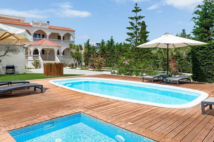 Vacation rental for 10 people, with yard and hot tub as well as balcony in Rhodes