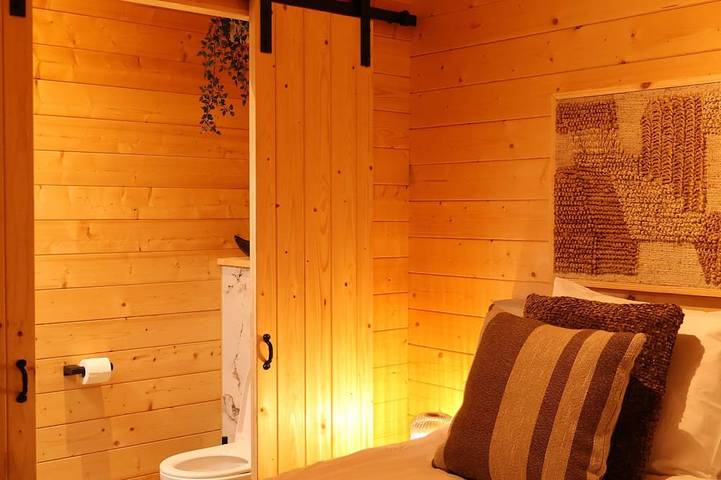 Luxury Wooden Wellness Forest House with Sauna -Amora 174 in Eindhoven, Brabant-Septentrional