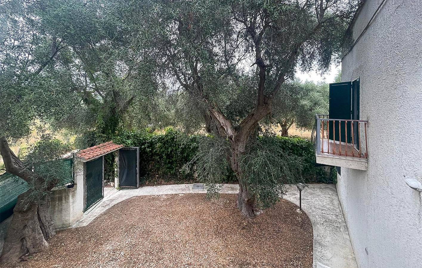 Appartamento intero, Ritiro in riva al mare con giardino, piscina e parcheggio in Vico del Gargano, Gargano