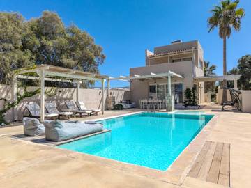 Location de vacances pour 8 personnes, avec vue sur l’océan ainsi que jardin et piscine à Réthymnon