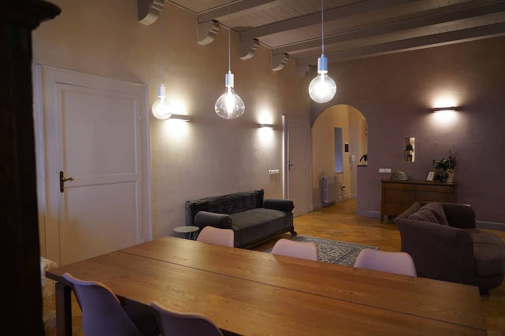 Entire apartment, Panoramic view apartment with fireplace and bathtub. Located in historical environment. in Assisi, Perugia Province