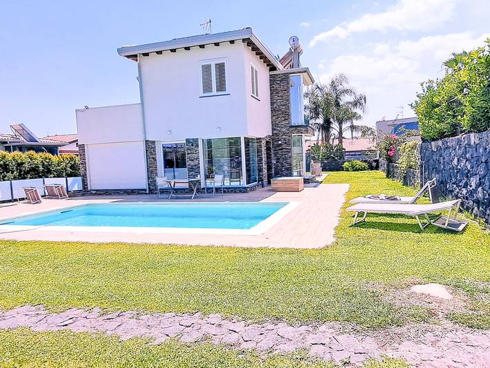 Casa vacanza per 9 persone, con Terrazza e Giardino nonché Piscina a Mascalucia