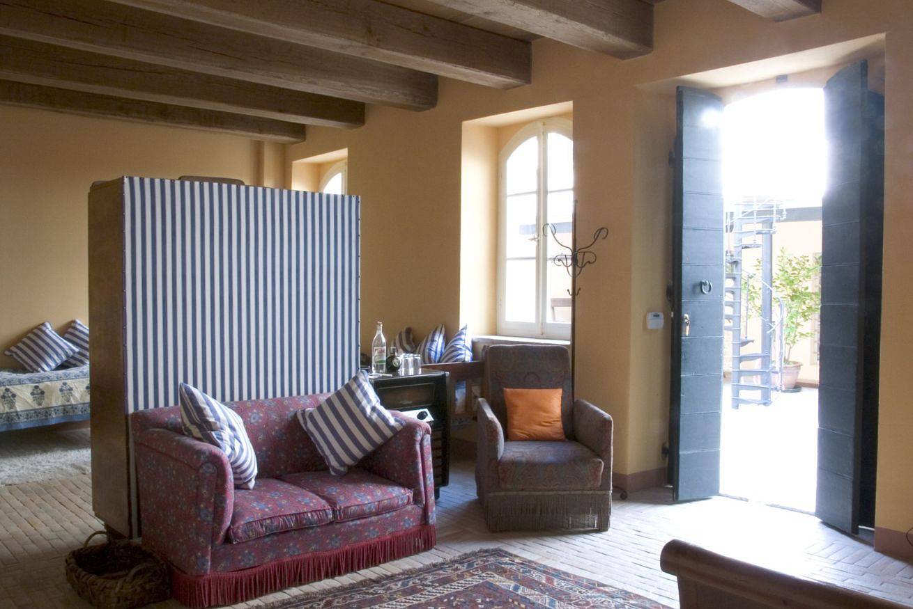 Appartement entier, La Scuderia: great charm, studio apartment part of a historic complex from the 18th century. 7 km from beautiful sea beaches.   in Fermo (Village), Fermo