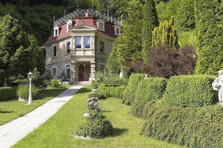 Villa für 9 Personen, mit Balkon und Garten